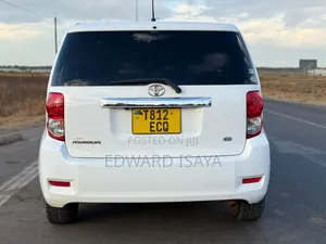 Toyota Corolla Rumion 2009 White