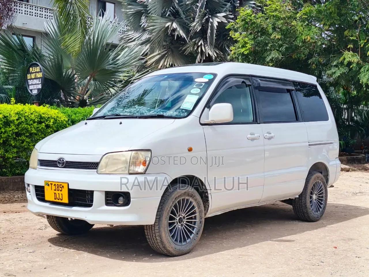 Toyota Noah 2002 White