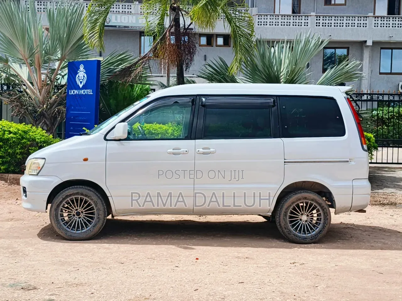 Toyota Noah 2002 White