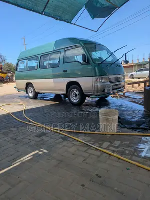 Nissan Caravan (Urvan) 2005 Green