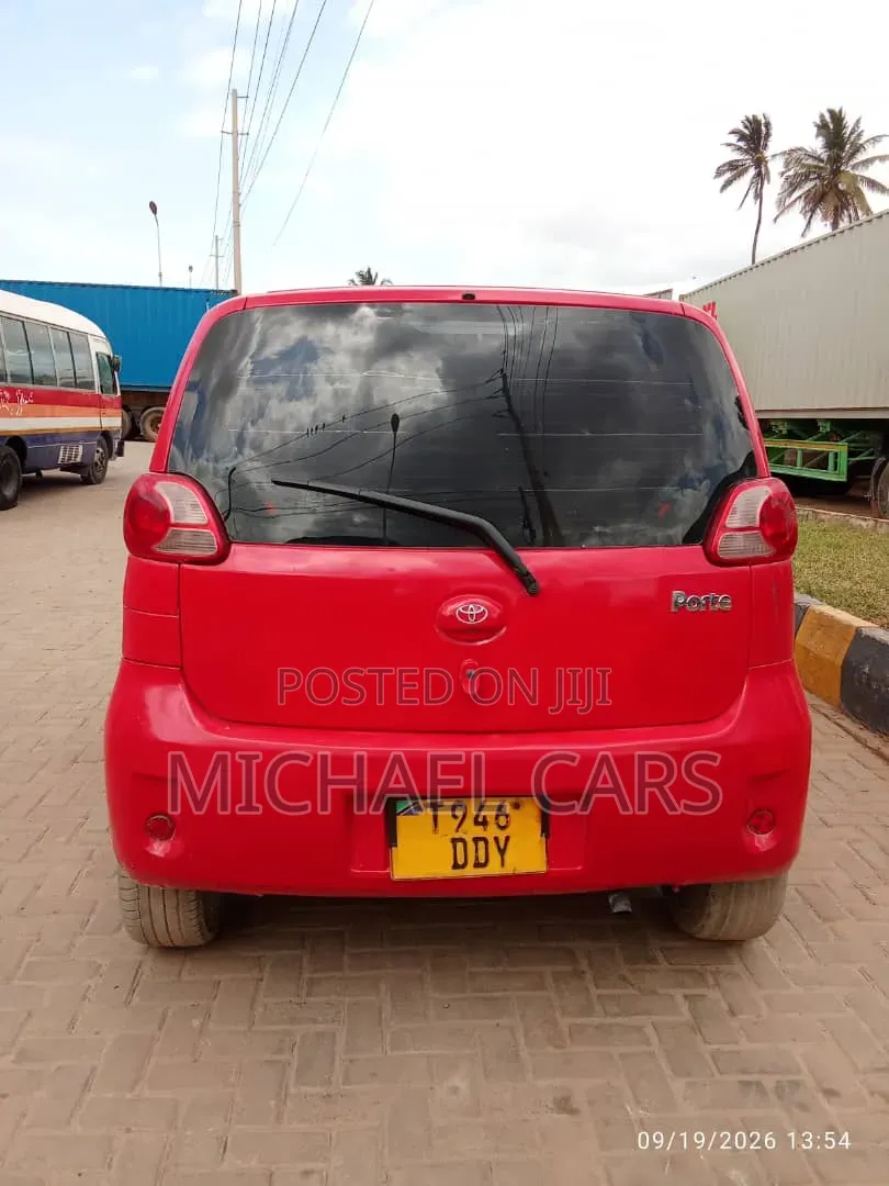 Toyota Porte 2005 Red