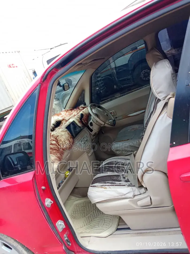 Toyota Porte 2005 Red