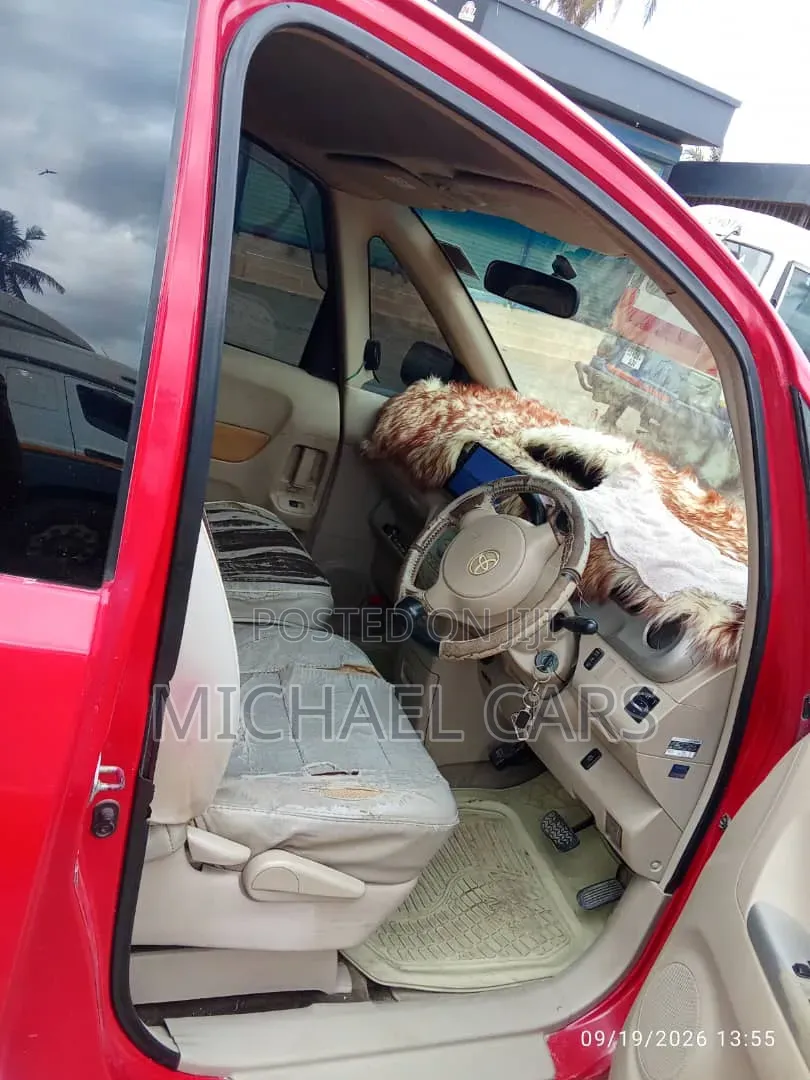 Toyota Porte 2005 Red