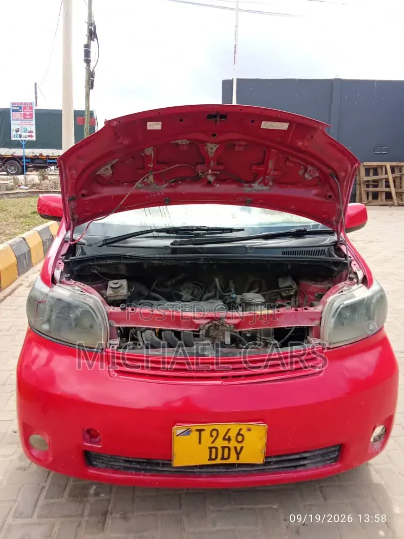 Toyota Porte 2005 Red