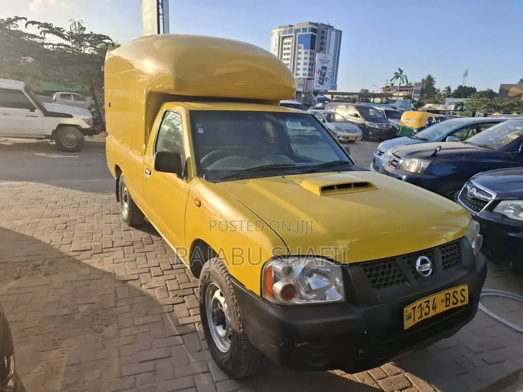 Nissan Hardbody 2008 Yellow