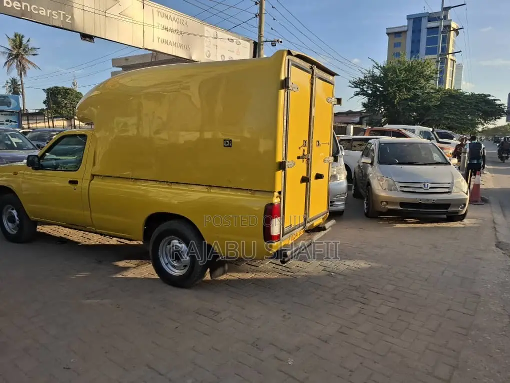 Nissan Hardbody 2008 Yellow