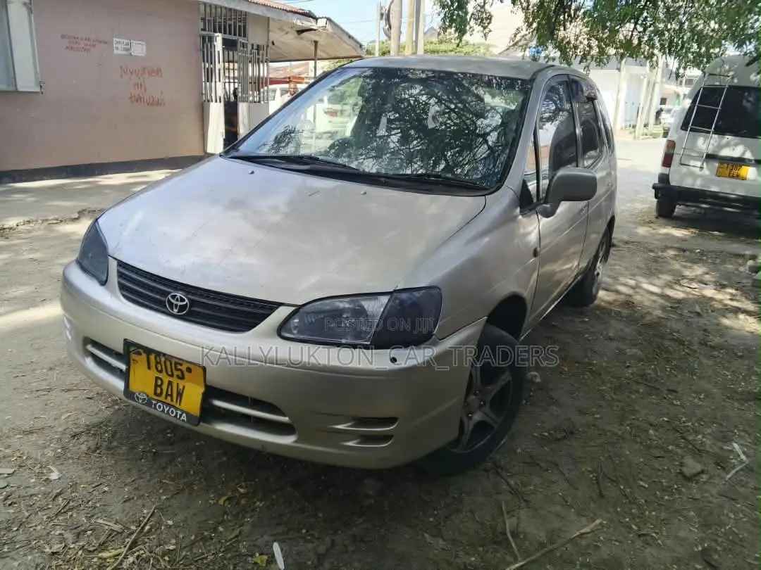Toyota Corolla Spacio 2000 Silver