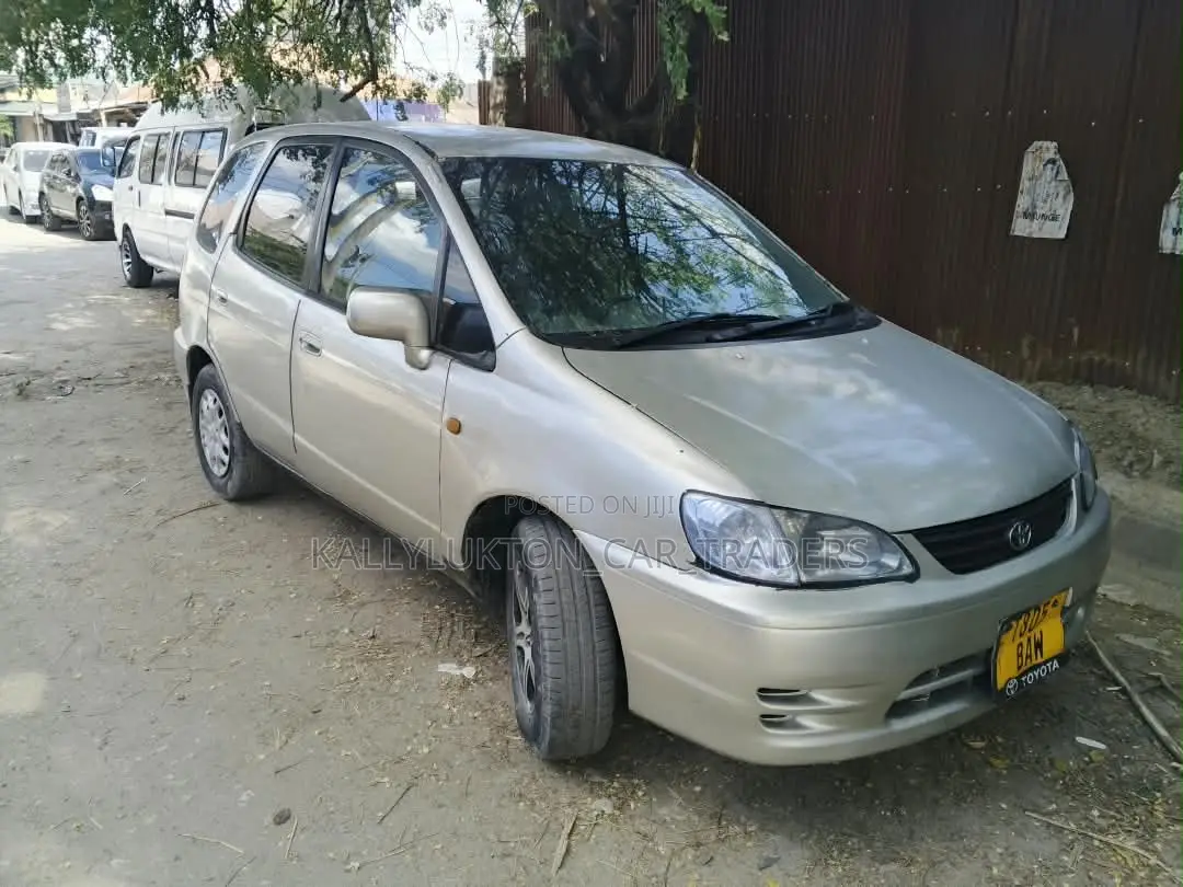 Toyota Corolla Spacio 2000 Silver