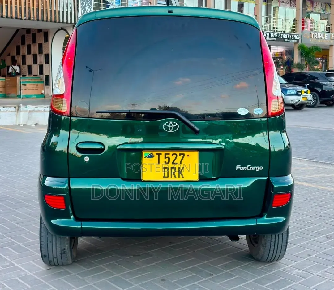 Toyota Fun Cargo 2006 Green