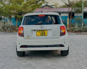 Toyota IST 2008 Off white