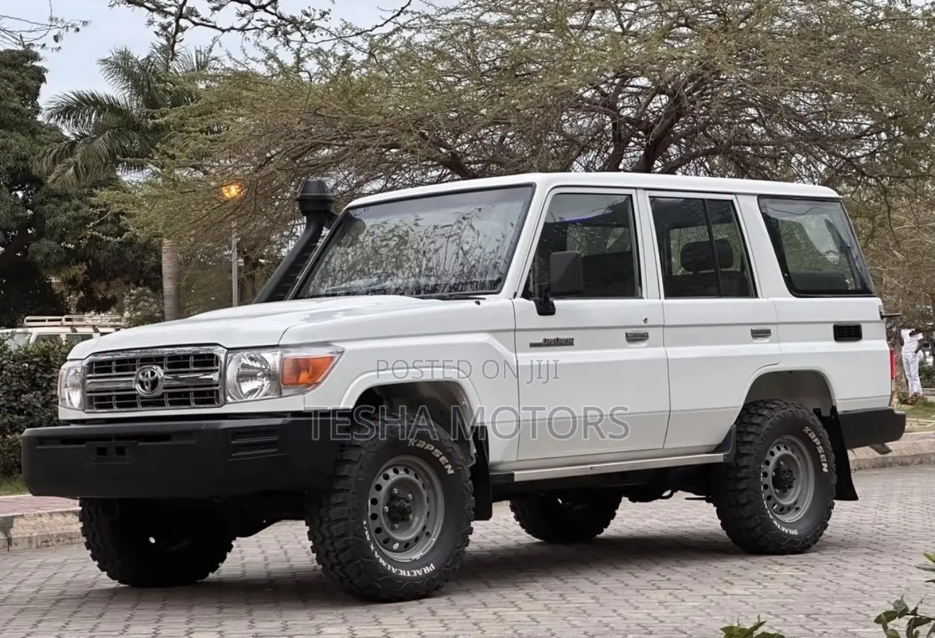 Toyota Land Cruiser 2016 White