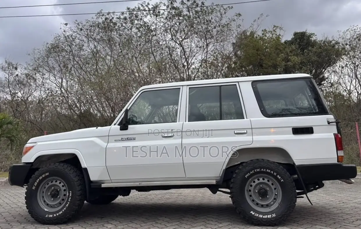 Toyota Land Cruiser 2016 White