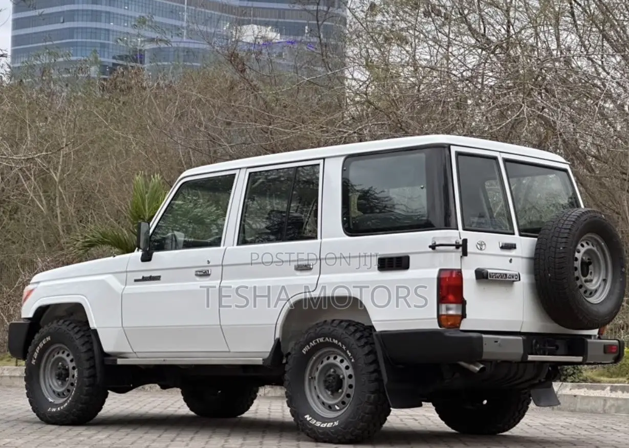 Toyota Land Cruiser 2016 White