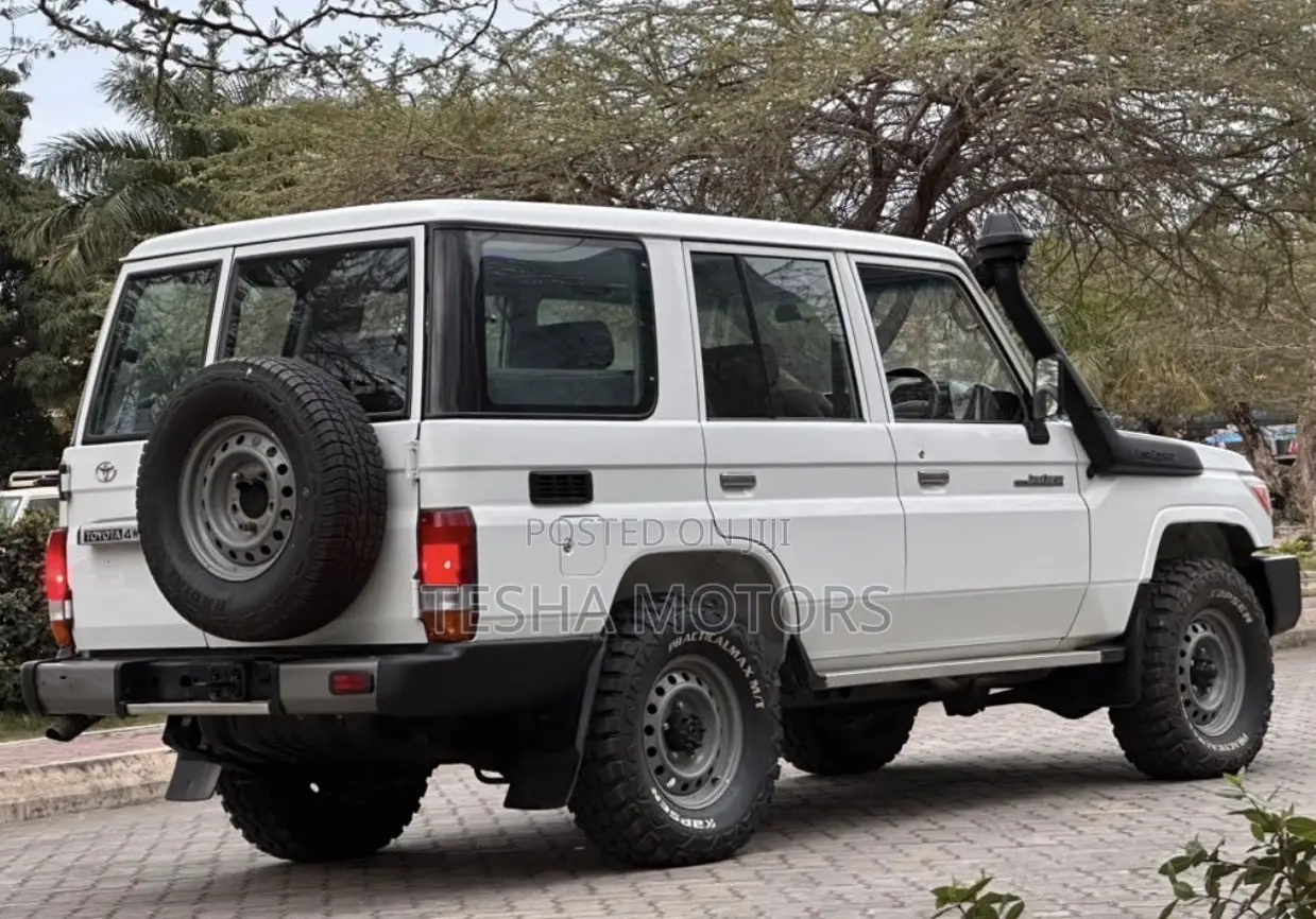 Toyota Land Cruiser 2016 White