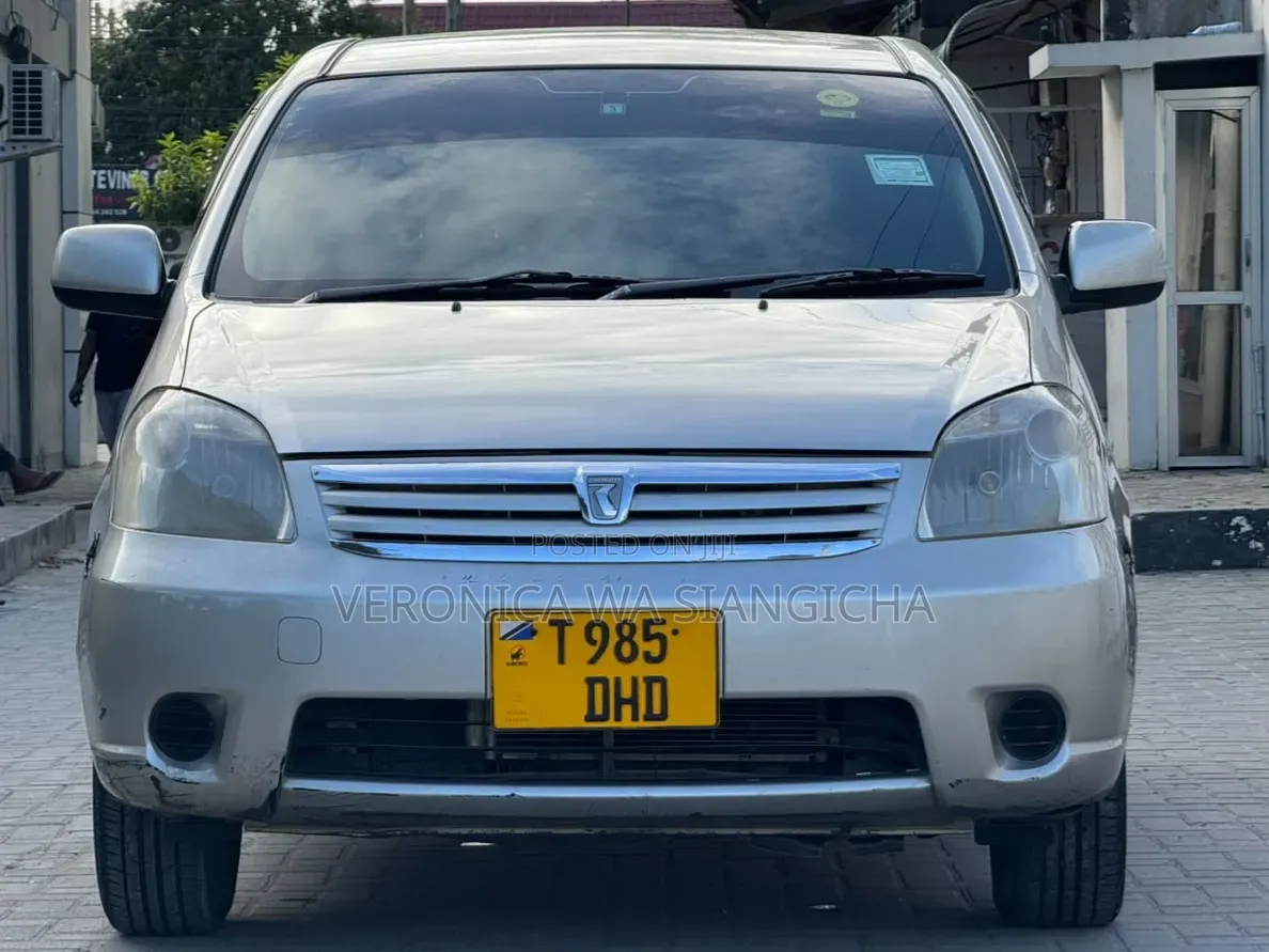 Toyota Raum 2004