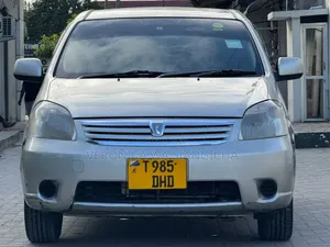 Toyota Raum 2004