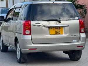 Toyota Raum 2004