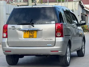 Toyota Raum 2004