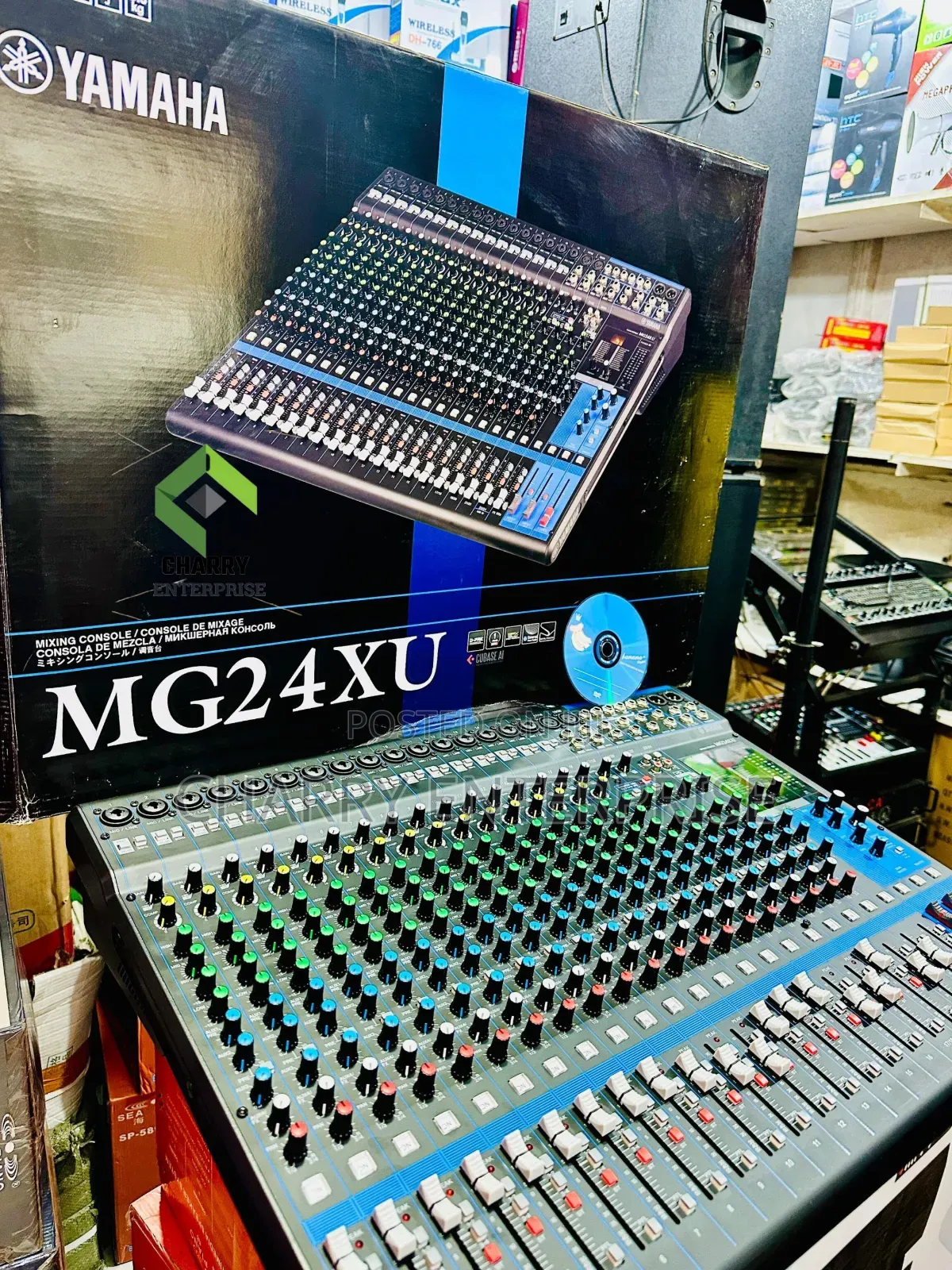 Yamaha MG24XU Professional Mixer 24 Channel Analog Mixing Console