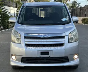Toyota Noah 2.0 143hp FWD (7 Seater) 2008 Silver