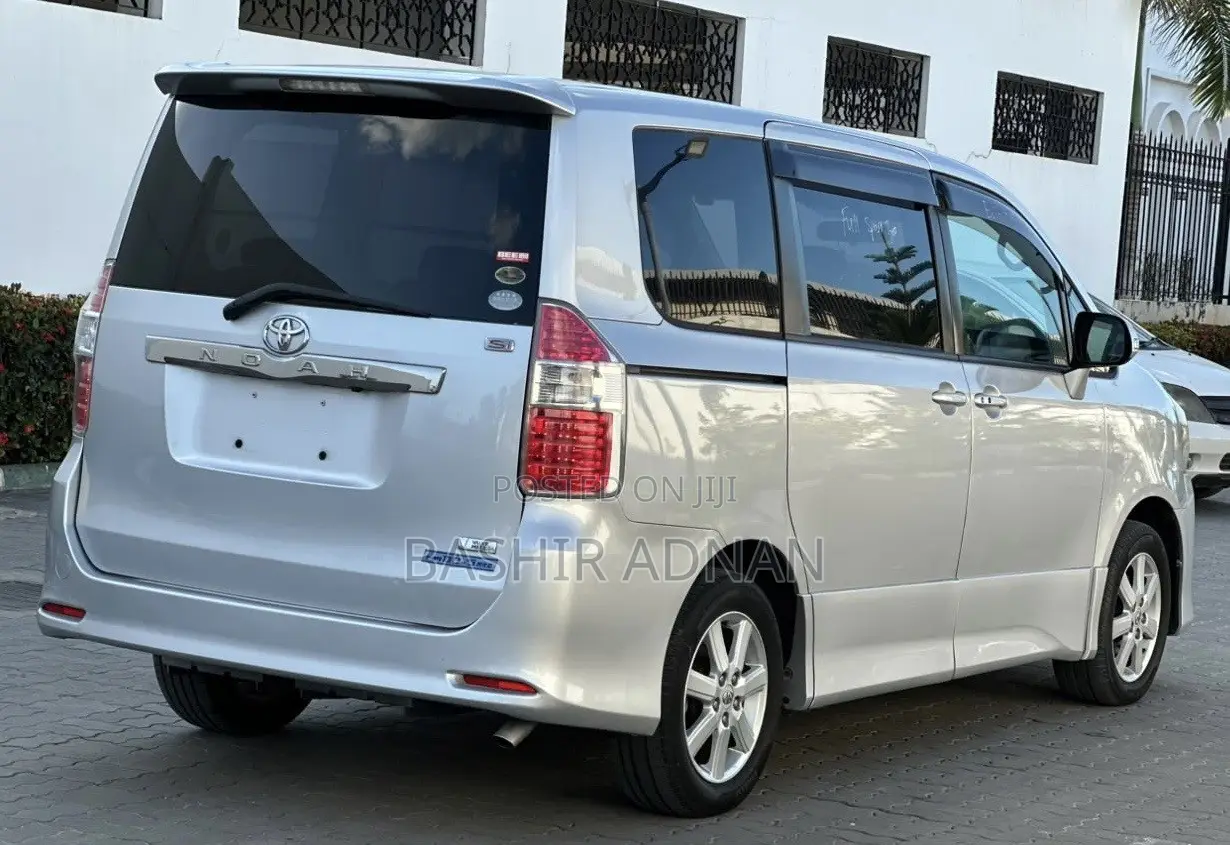 Toyota Noah 2.0 143hp FWD (7 Seater) 2008 Silver