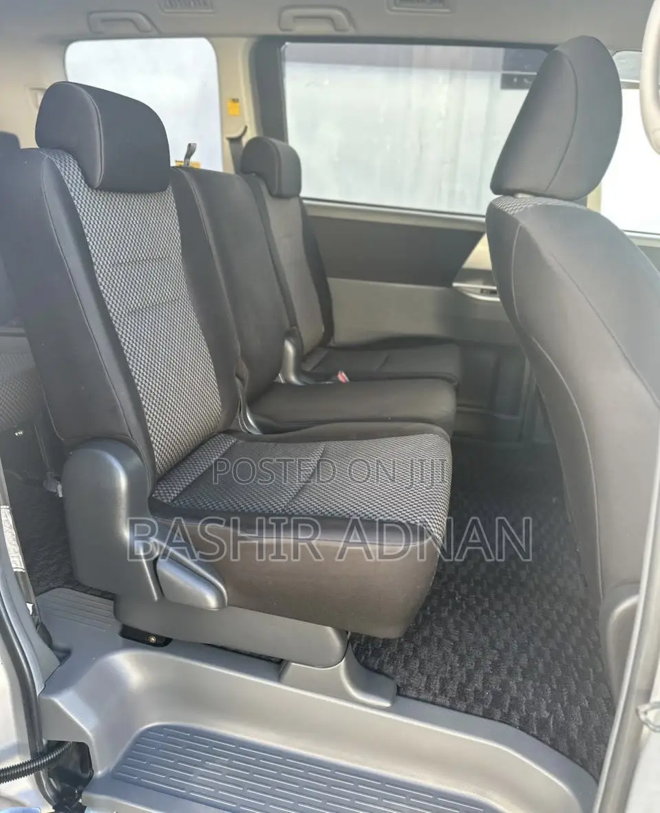 Toyota Noah 2.0 143hp FWD (7 Seater) 2008 Silver
