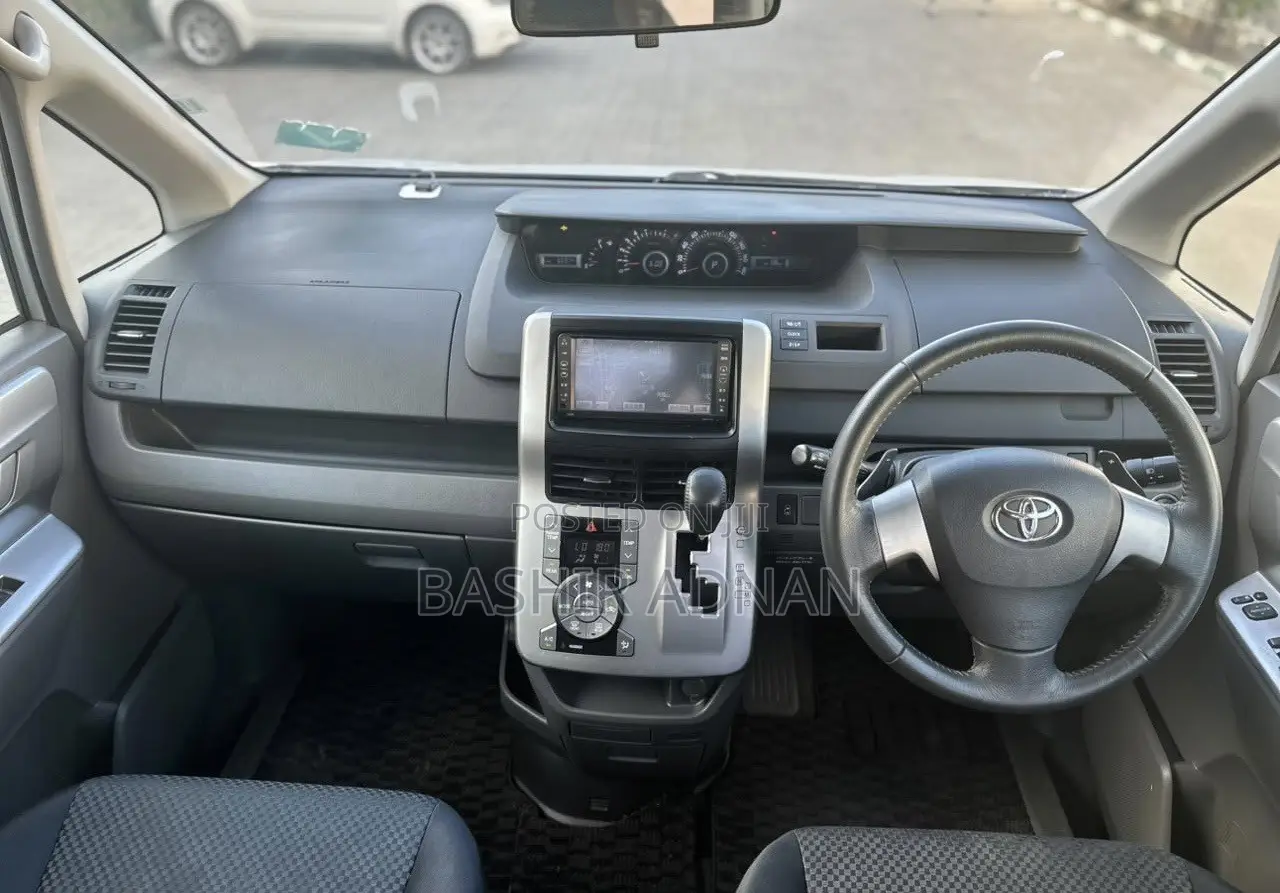 Toyota Noah 2.0 143hp FWD (7 Seater) 2008 Silver