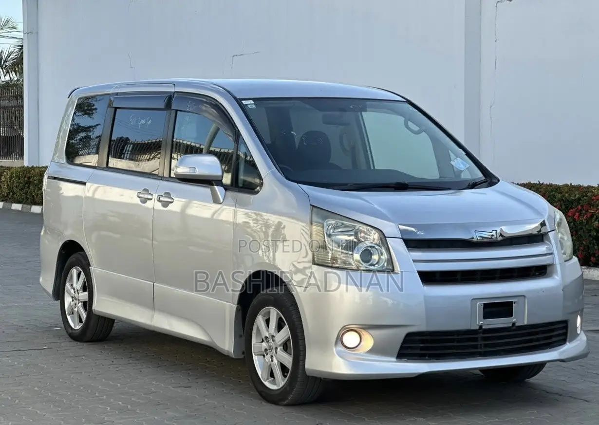 Toyota Noah 2.0 143hp FWD (7 Seater) 2008 Silver