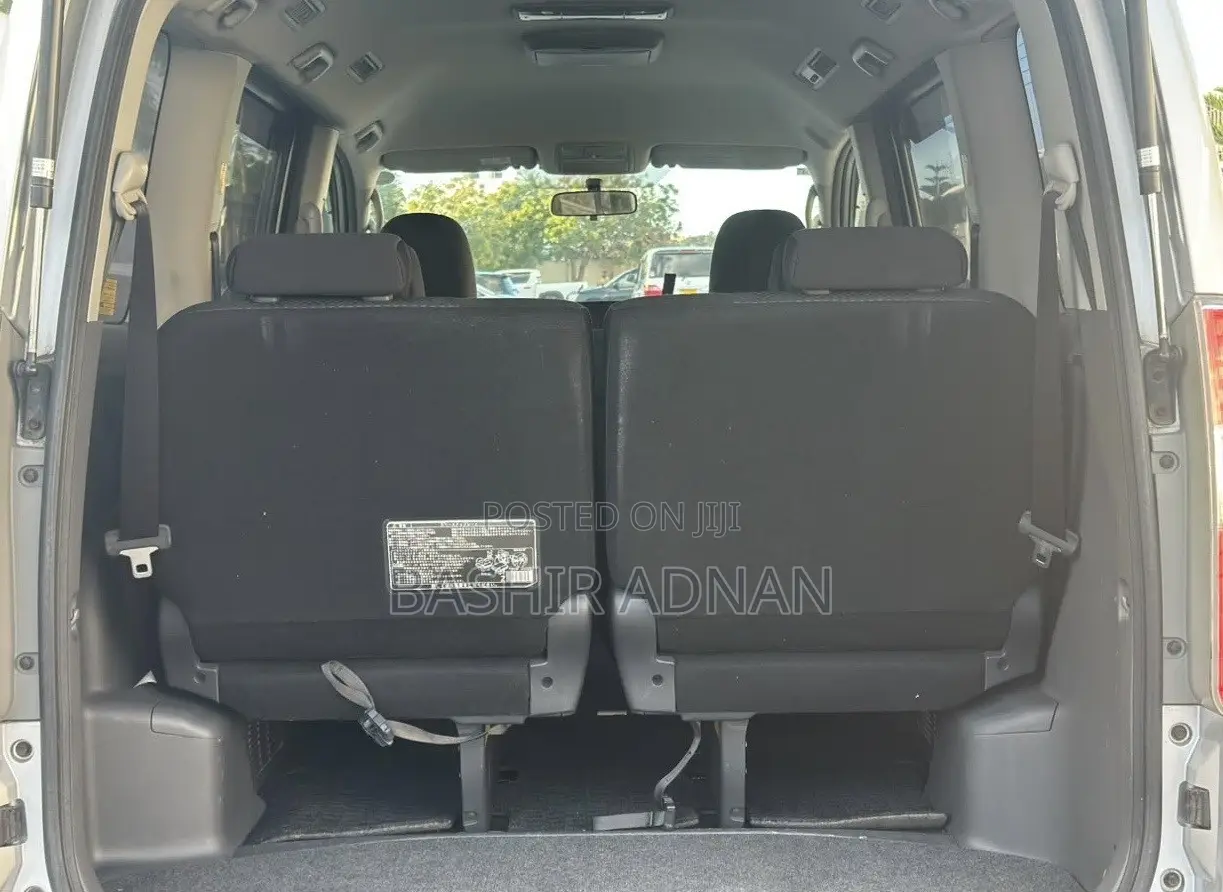 Toyota Noah 2.0 143hp FWD (7 Seater) 2008 Silver