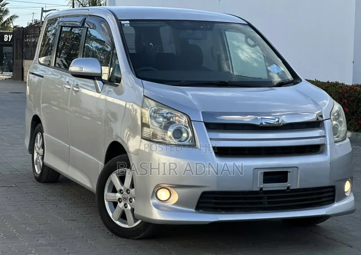 Toyota Noah 2.0 143hp FWD (7 Seater) 2008 Silver