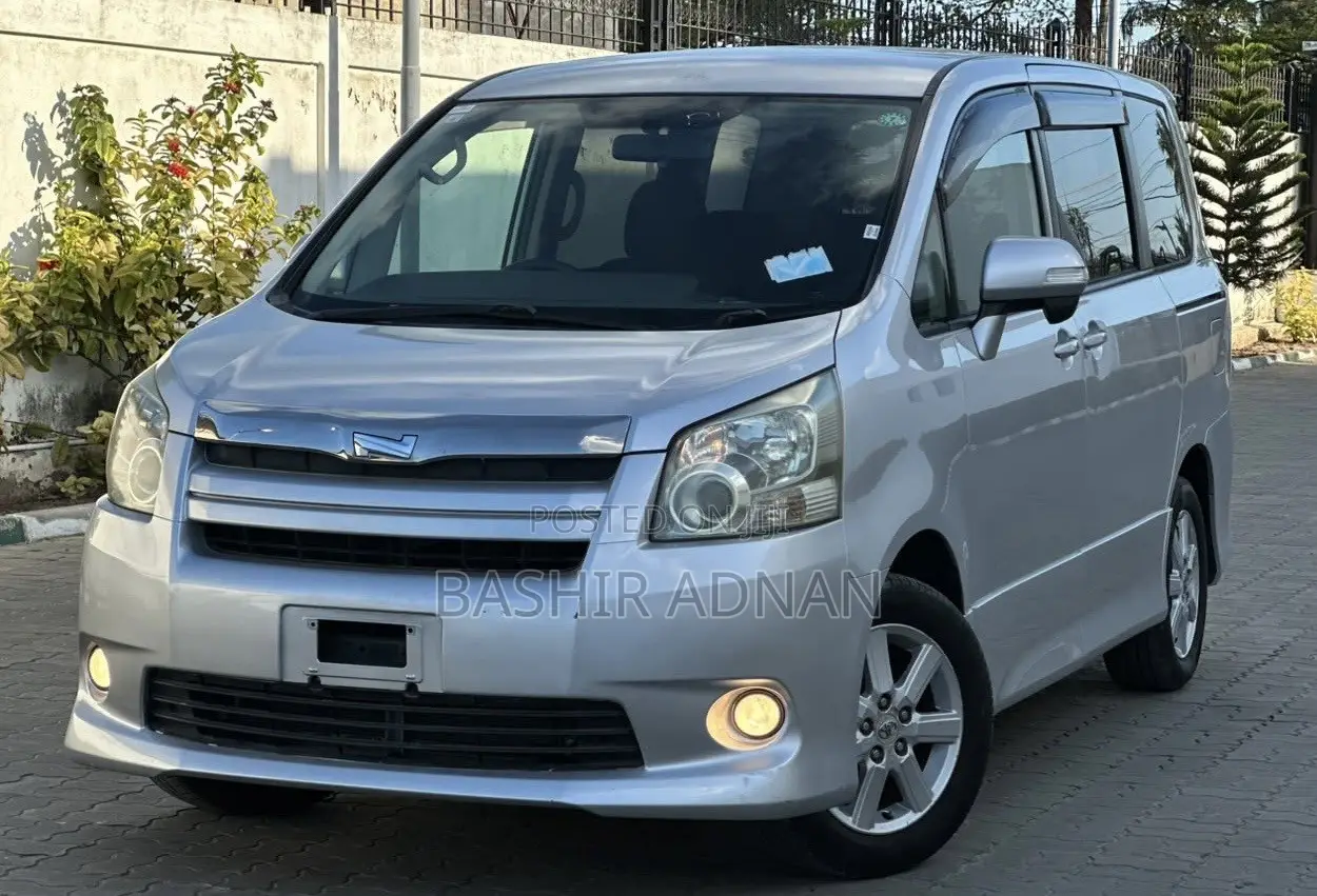 Toyota Noah 2.0 143hp FWD (7 Seater) 2008 Silver