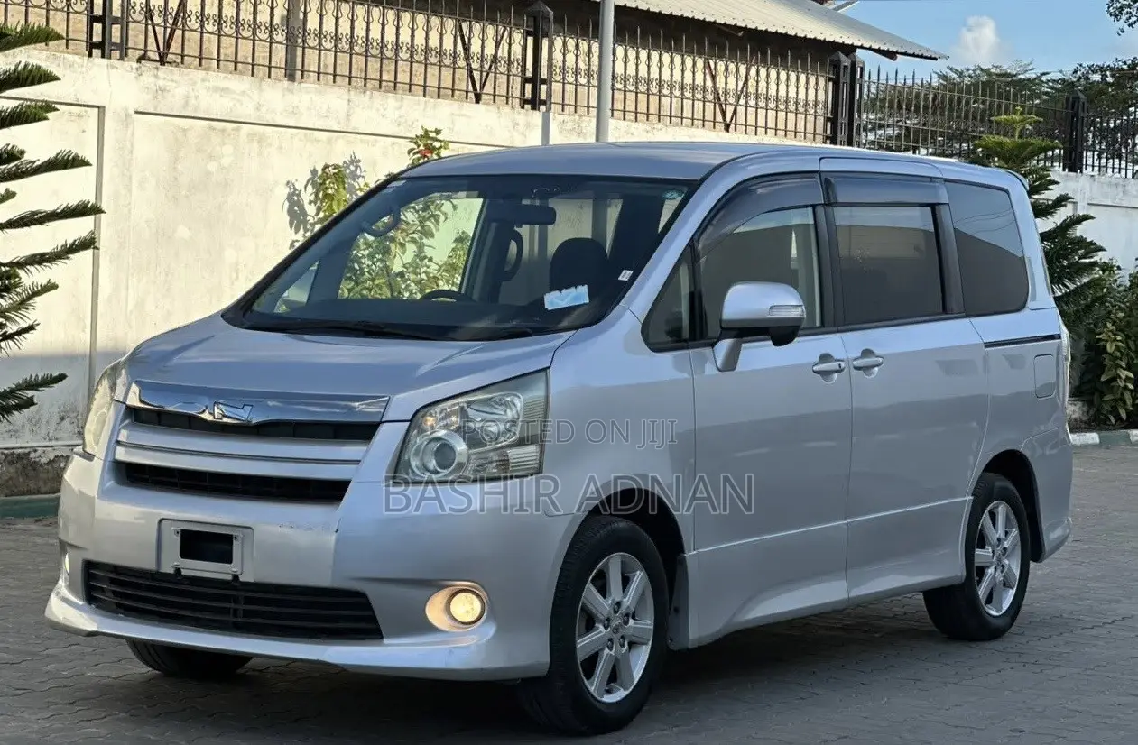 Toyota Noah 2.0 143hp FWD (7 Seater) 2008 Silver