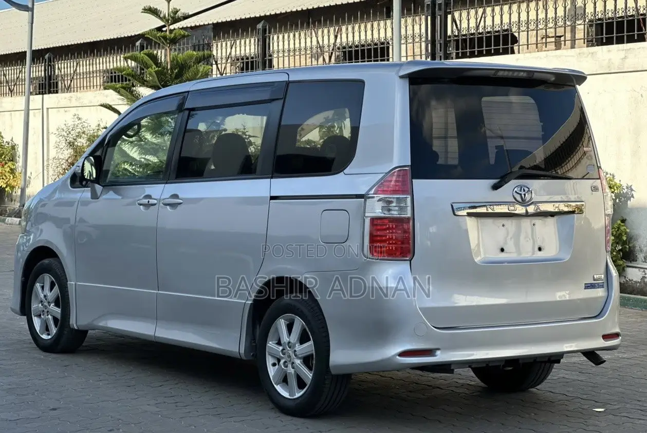 Toyota Noah 2.0 143hp FWD (7 Seater) 2008 Silver