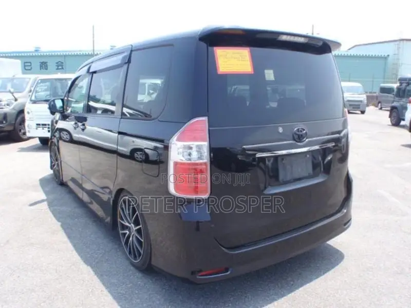 Toyota Noah 2.0 143hp AWD (8 Seater) 2008 White