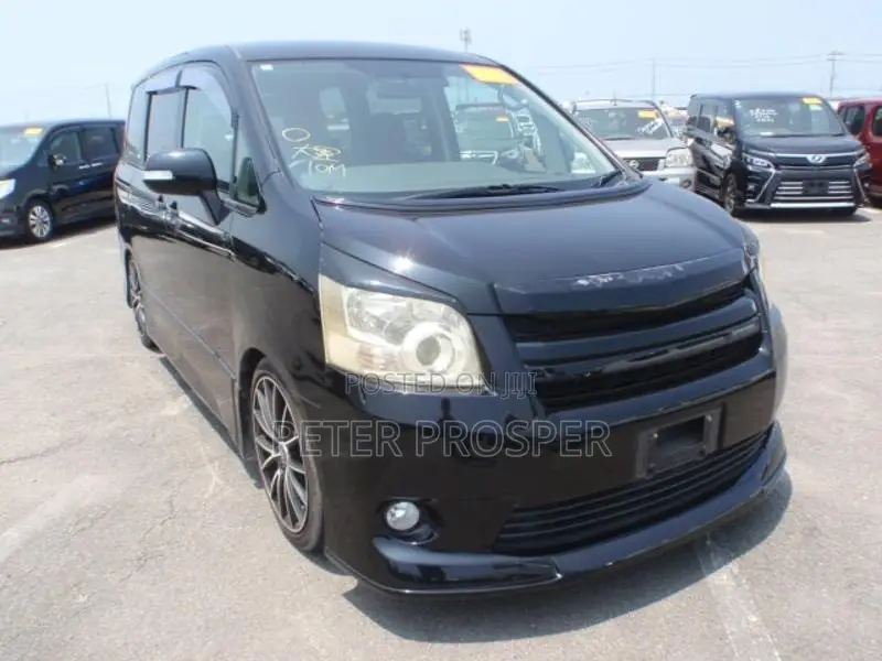 Toyota Noah 2.0 143hp AWD (8 Seater) 2008 White