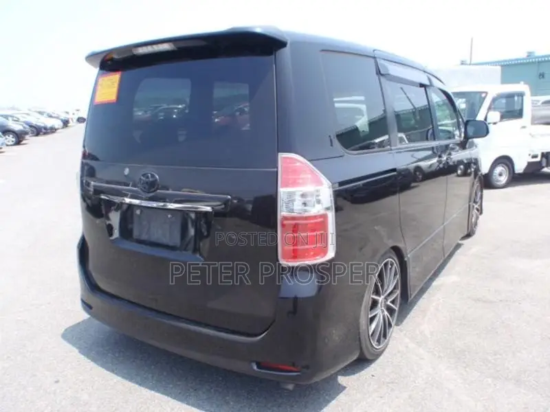 Toyota Noah 2.0 143hp AWD (8 Seater) 2008 White