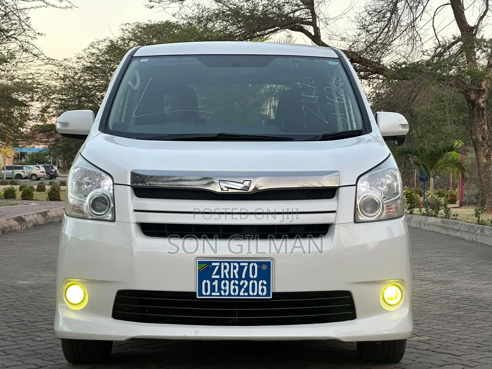 Toyota Noah 2010 White