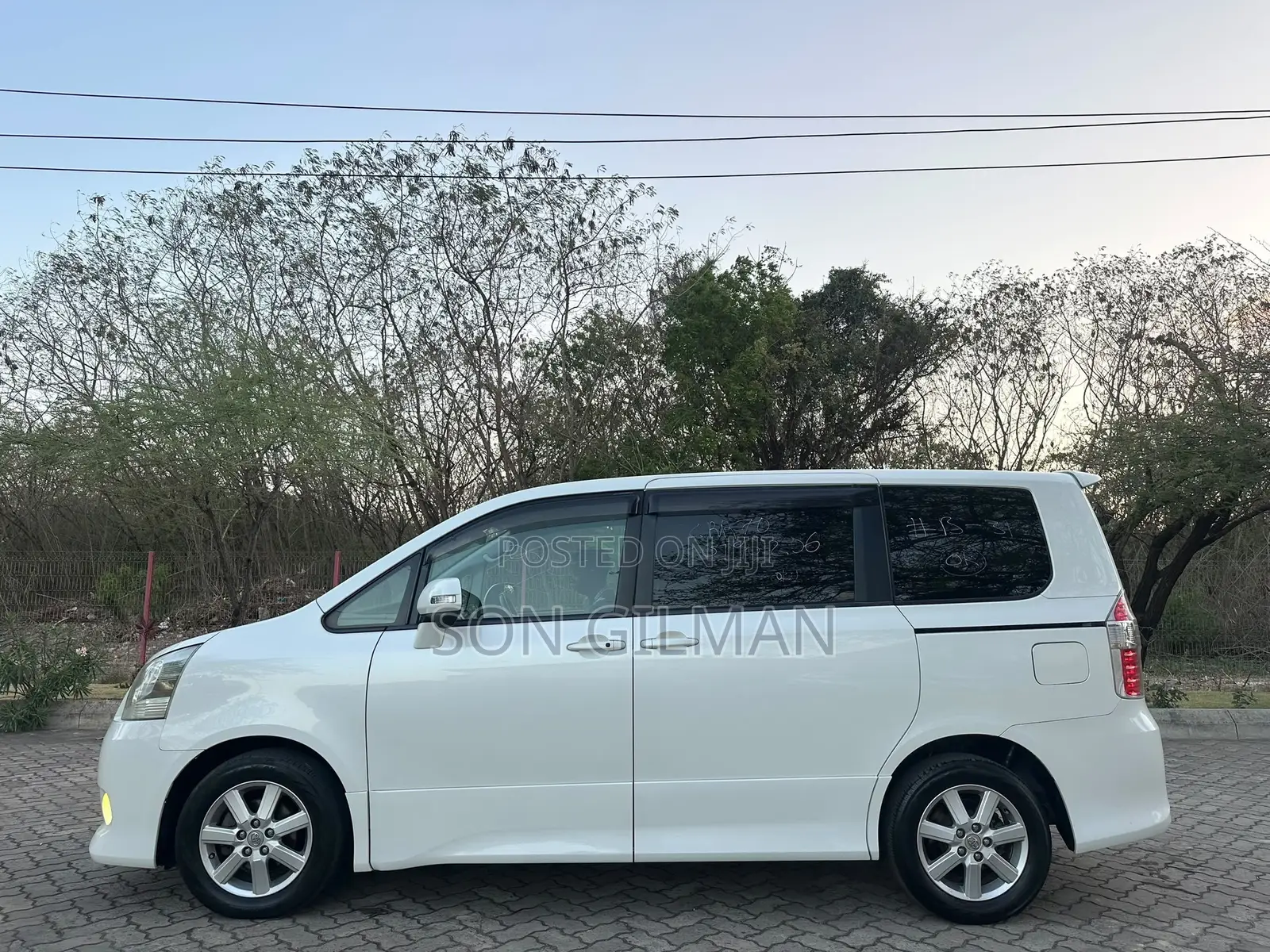 Toyota Noah 2010 White