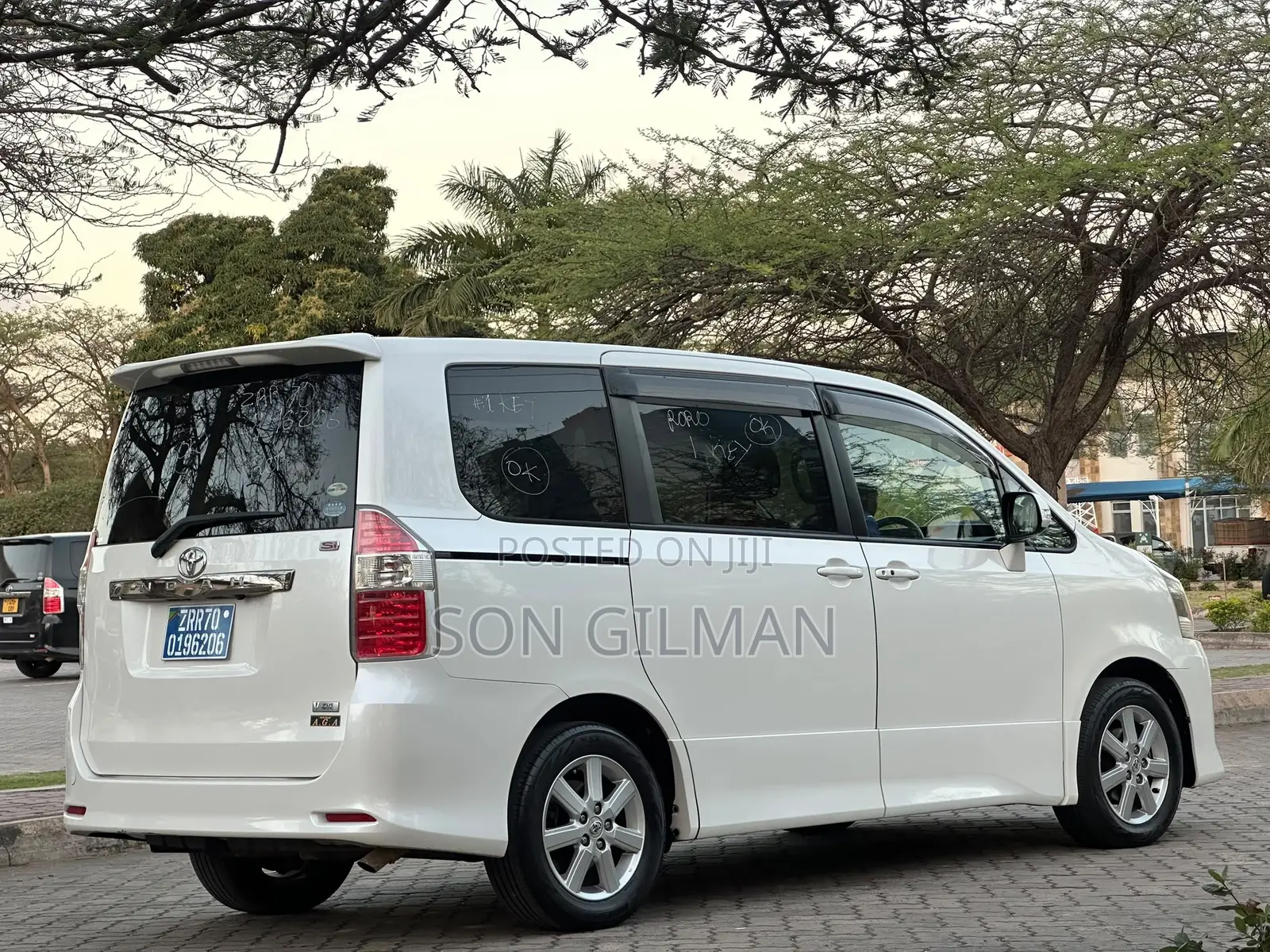 Toyota Noah 2010 White