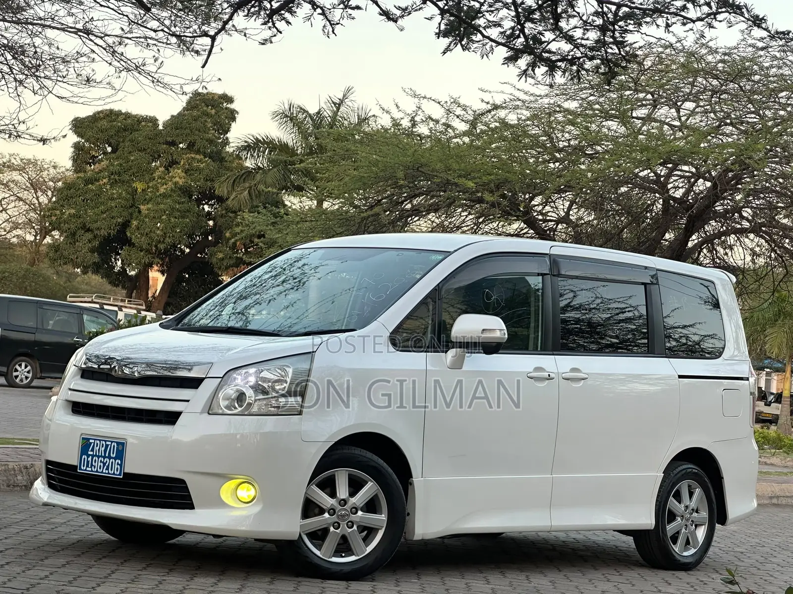 Toyota Noah 2010 White