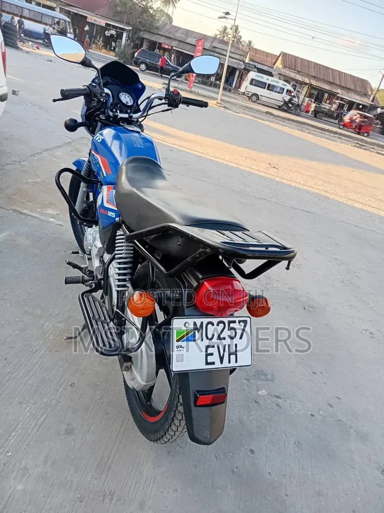 TVS HLX 125 2025 Blue
