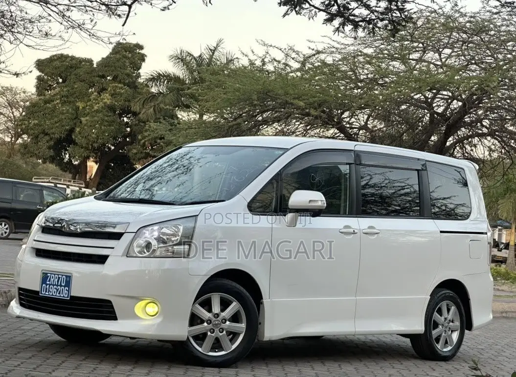 Toyota Noah 2010 White