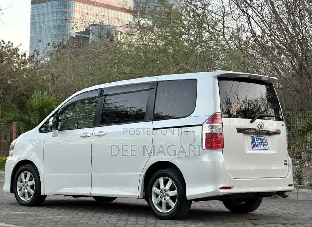 Toyota Noah 2010 White