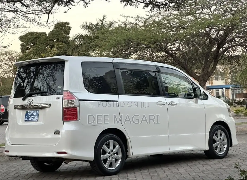Toyota Noah 2010 White