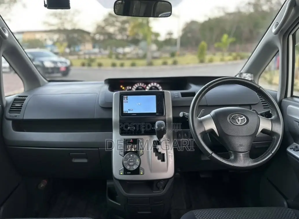 Toyota Noah 2010 White