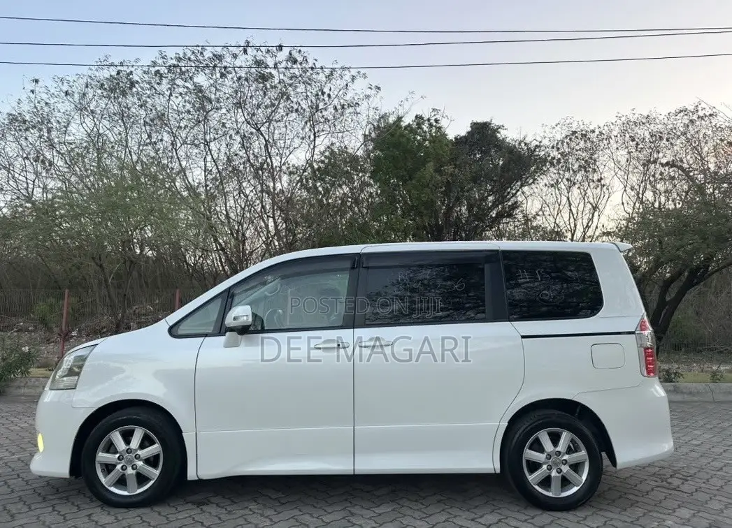 Toyota Noah 2010 White
