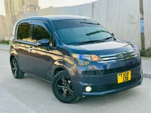 Toyota Porte 2011 Blue