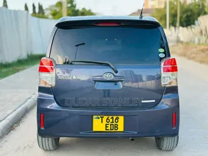 Toyota Porte 2011 Blue