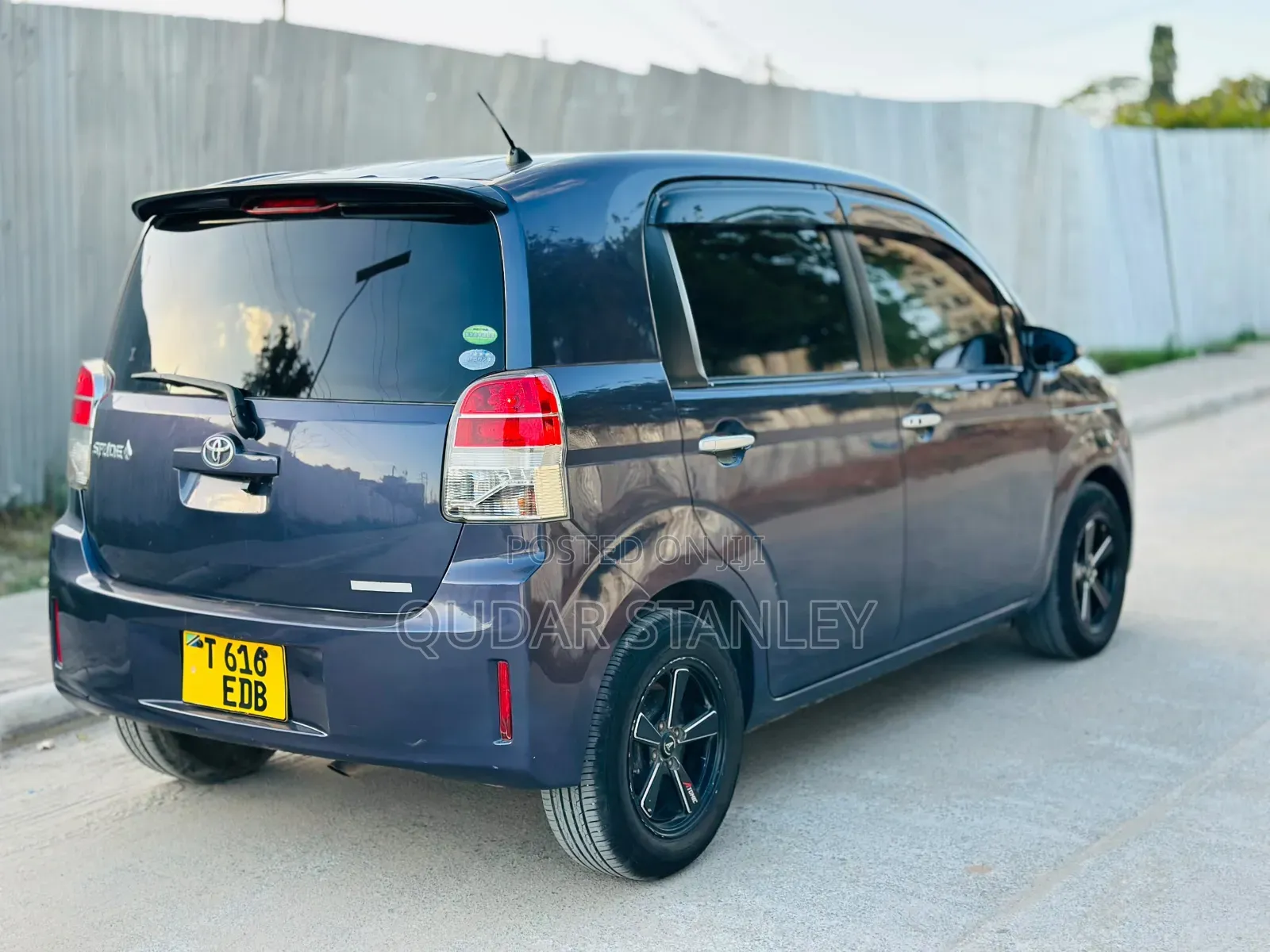 Toyota Porte 2011 Blue