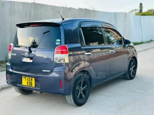 Toyota Porte 2011 Blue